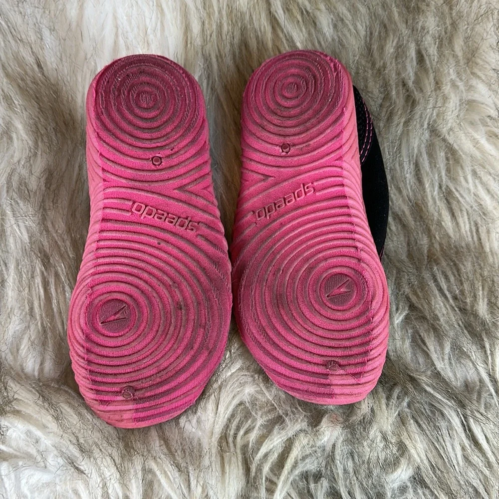 Size L (9-10) Speedo Kids Black and Pink Water Shoes